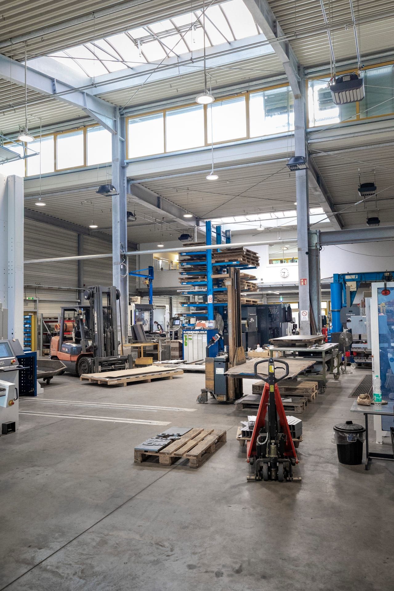 Production hall with forklift and pallet racking