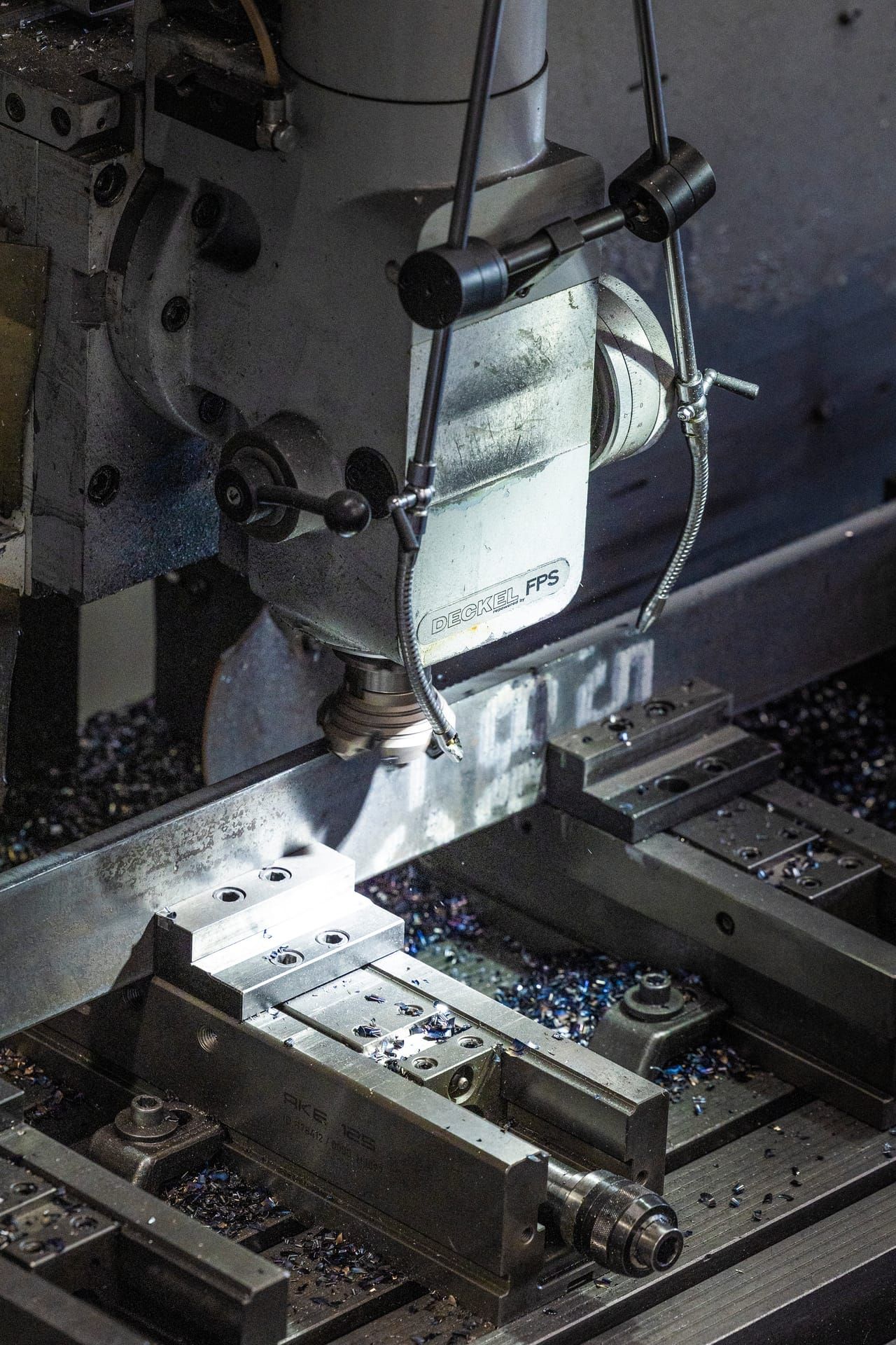 CNC milling with chips at the machining centre