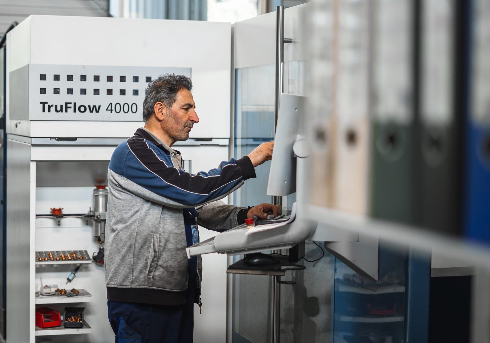 Employee at the TRUMPF machining system