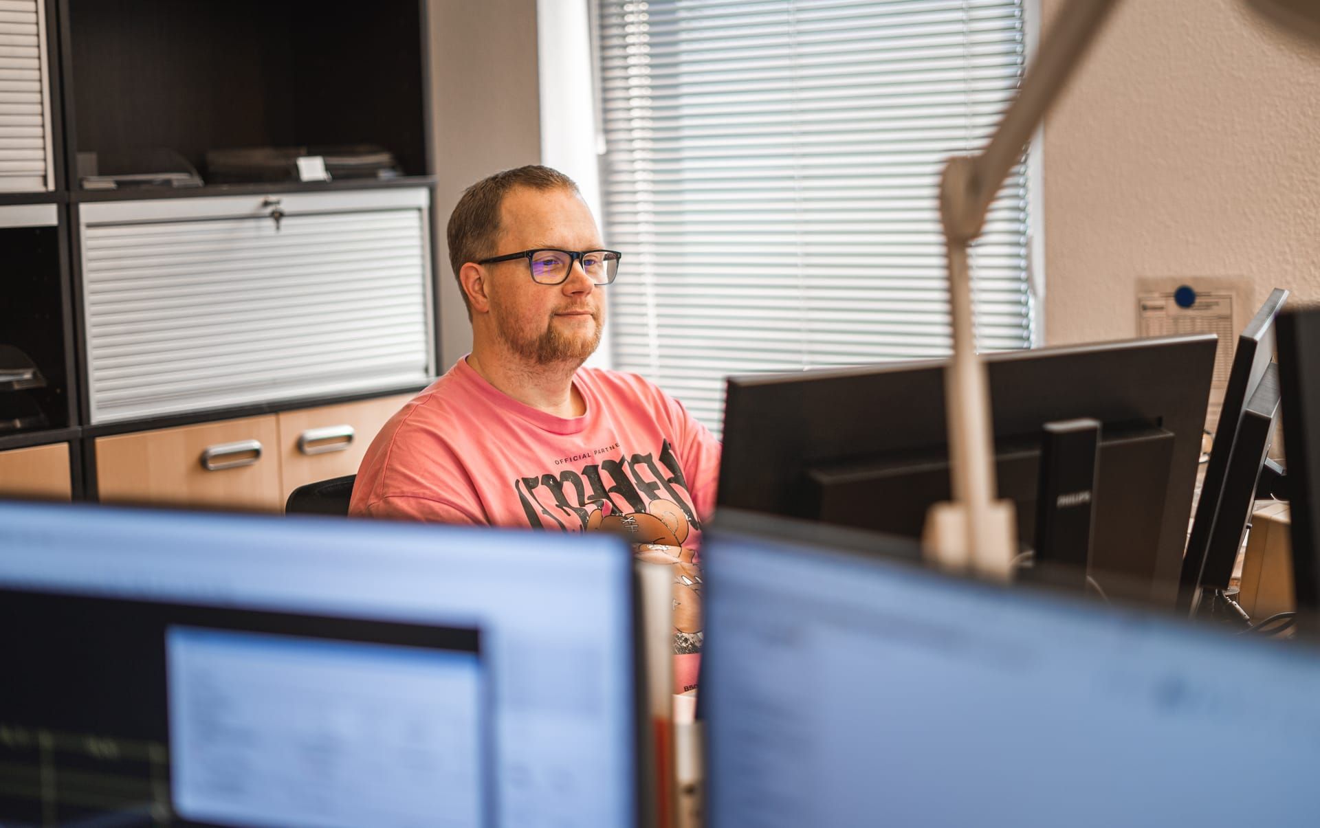 Employee in work scheduling at the screen