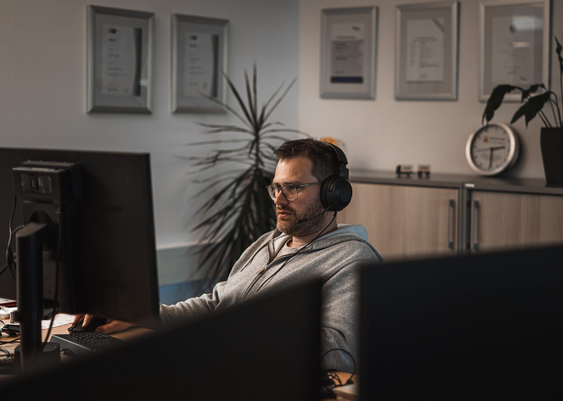 Employee in order processing at the workstation